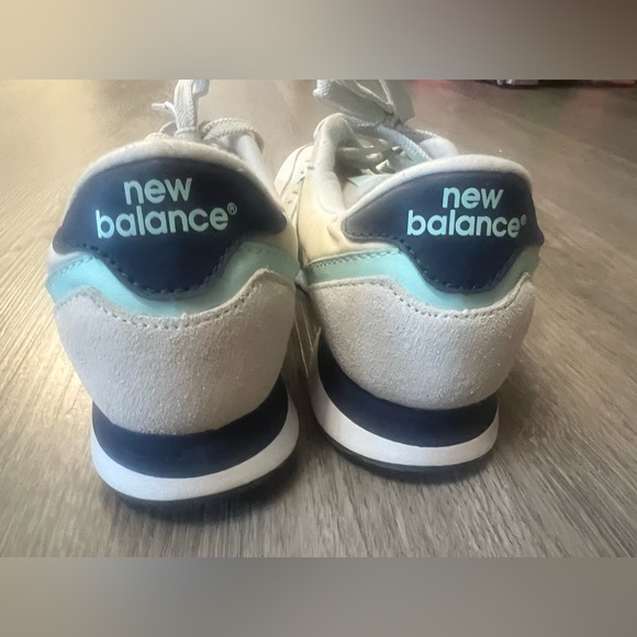 New balance - Picture 3 of 9